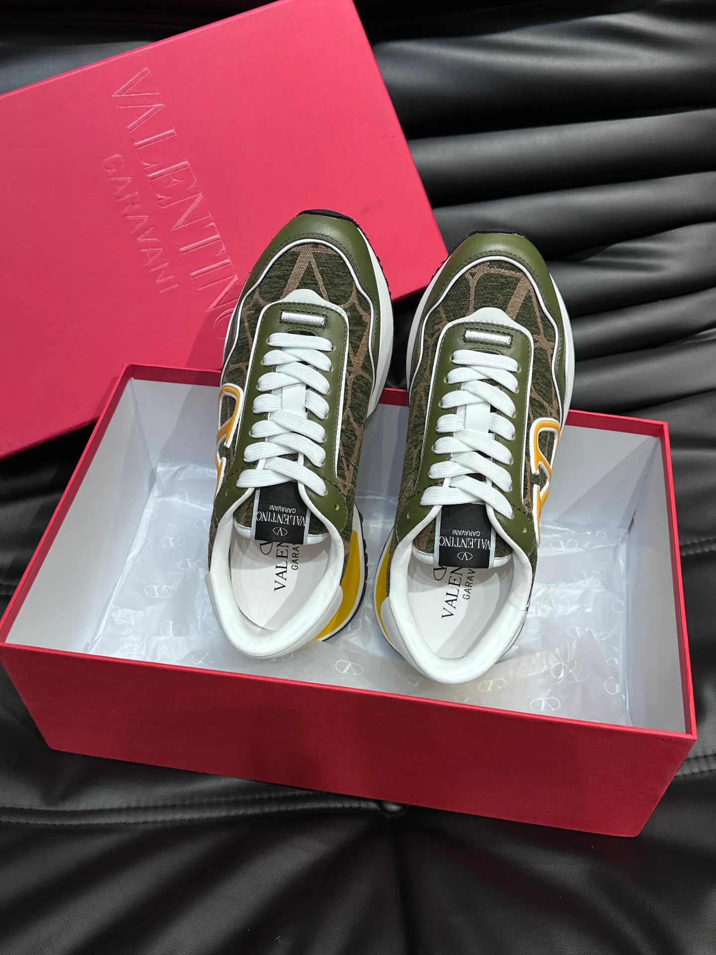 P540💰 Product trademark: VALENTINO "Valentino" Regular size: 38-44 [45 customized] Product materials: Warren men's casual sports shoes, made of multi-material splicing, calf leather stitched with suede cowhide, fabric mesh upper, fabric tongue decorated with brand badge, rubber rivet decorative details on the heel, rivet rubber outsole, non-slip, wear-resistant and shock-absorbing, pure cotton inner foot pad, comfortable and breathable, comes with original box packaging bag!